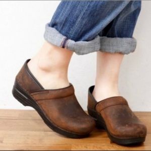 Oiled brown WIDE size 8 Dansko clogs